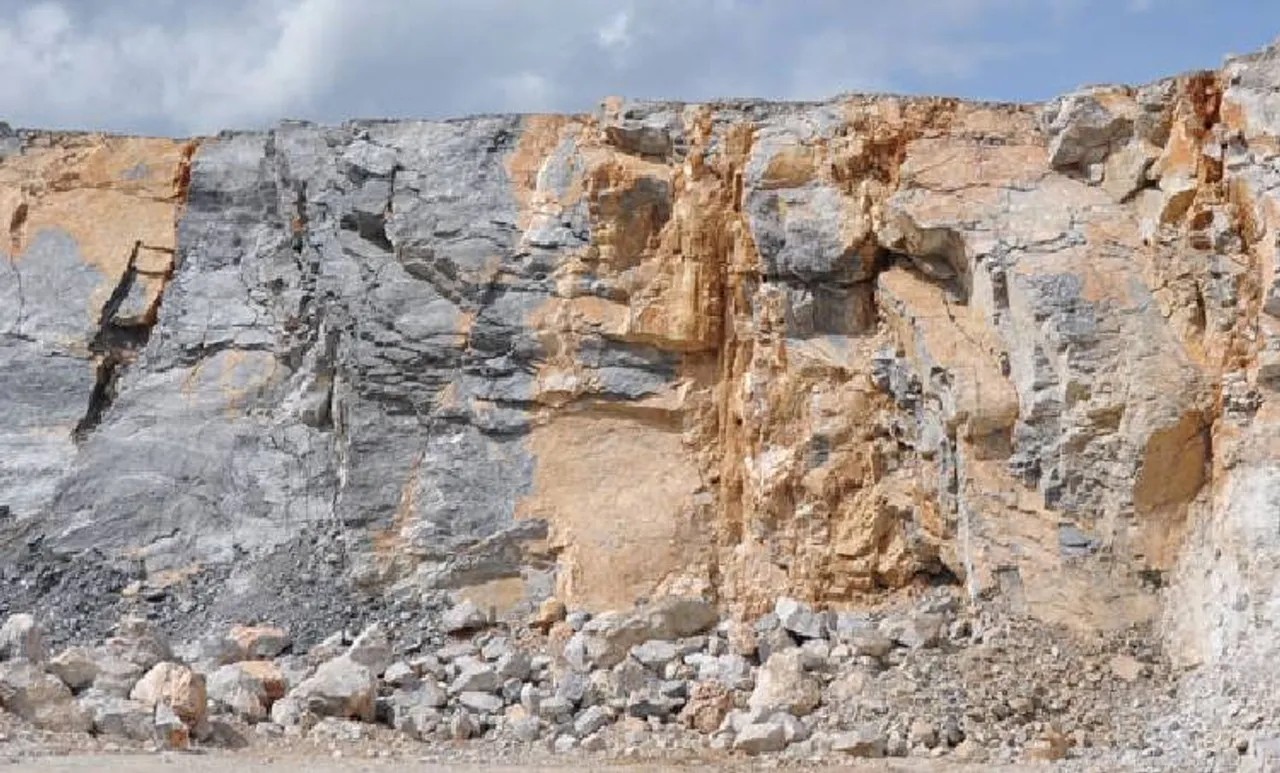 മലയാറ്റൂരില്‍ പാറമടയില്‍ സ്‌ഫോടനം; രണ്ട് അതിഥി തൊഴിലാളികള്‍ മരിച്ചു