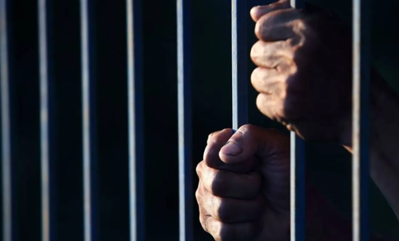 mobile phones in central jail, ജയിലിൽ തടവുകാർക്ക് മൊബൈൽ ഫോൺ, ടിപി കേസ് പ്രതികൾ, തടവുകാർക്ക് മൊബൈൽ ഫോൺ, ജയിലിൽ മൊബൈൽ ഫോൺ, ജയിലിൽ പൊലീസ് പരിശോധന, ജയിലിൽ പൊലീസ് മൊബൈൽ ഫോൺ കണ്ടെത്തി