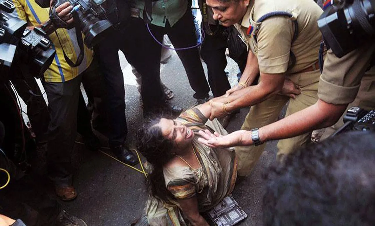 protest in jishnu case, jishnu's mother mahija, jishnu's relatives, jishnu pranoy, kerala police, kerala police head quarters, dgp loknadh behra, IG manoj abraham, ജിഷ്ണു കേസിലെ പ്രതിഷേധം, ജിഷ്ണുവിന്റെ അമ്മയ്ക്കെതിരായ പൊലീസ് അതിക്രമം