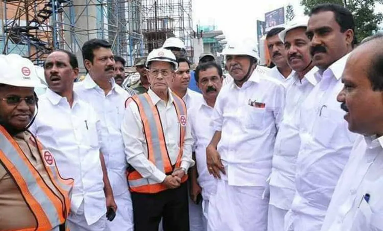 കൊച്ചി മെട്രോയില്‍ പൂച്ചെടി വെച്ചു പിടിപ്പിക്കുകയാണ് പിണറായി സര്‍ക്കാര്‍ ചെയ്തതെന്ന് അഡ്വ.  ജയശങ്കര്‍