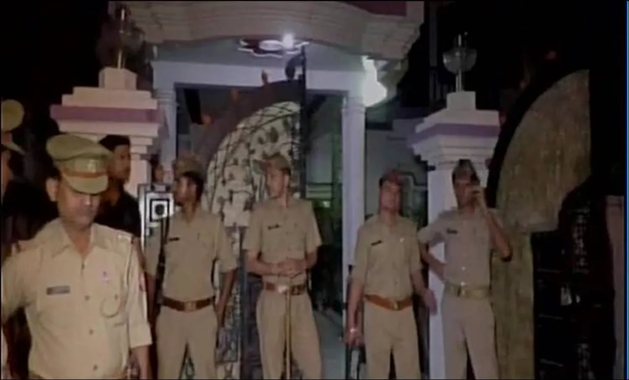 യോഗി ആദിത്യനാഥിന്റെ ഉത്തർപ്രദേശിൽ വീണ്ടും കൂട്ടക്കൊലപാതകം; വ്യാപാരിയേയും ഭാര്യയേയും മകനേയും വെടിവെച്ചു കൊന്നു