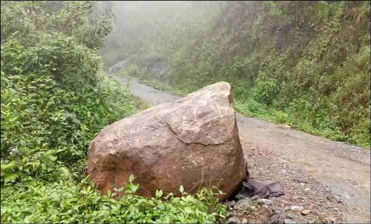 പളളിവാസൽ കുന്നിൽ നിന്ന് വീണ്ടും പാറകൾ അടർന്ന് വീണു