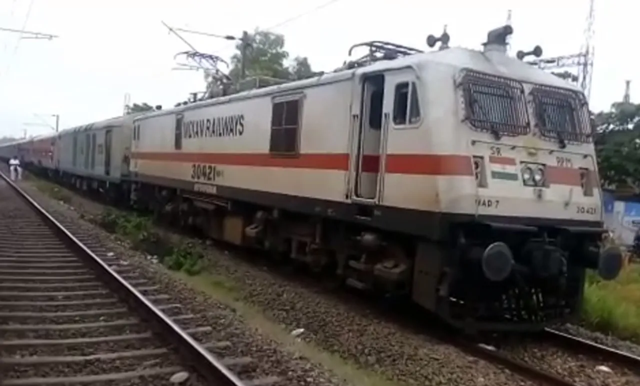 തിരുവനന്തപുരത്ത് ഓടിക്കൊണ്ടിരുന്ന ട്രെയിനിന്റെ എഞ്ചിന്‍ വേര്‍പ്പെട്ടു; ഒഴിവായത് വന്‍ ദുരന്തം