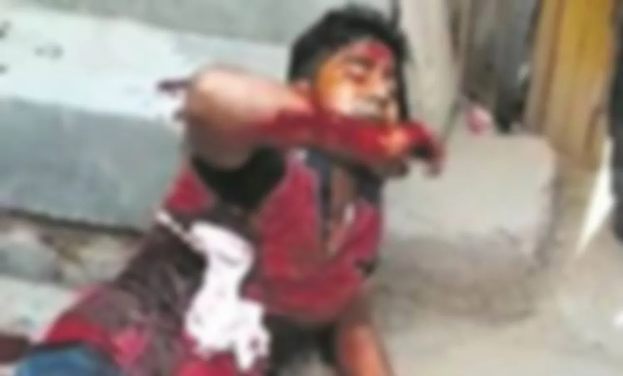 കുത്തേറ്റ് പിടഞ്ഞ യുവാവ് വെളളത്തിന് കേണപേക്ഷിച്ചു; മനുഷ്യരുണ്ടായിരുന്നില്ല, സാക്ഷിയായത് മൊബൈല്‍ ക്യാമറകള്‍ മാത്രം