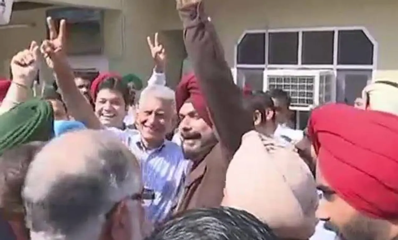 ഗുരുദാസ്പൂര്‍ വിജയം: രാഹുല്‍ ഗാന്ധിക്ക് 'വര്‍ണ്ണക്കടലാസില്‍ പൊതിഞ്ഞ ദീപാവലി സമ്മാനം': സിദ്ദു