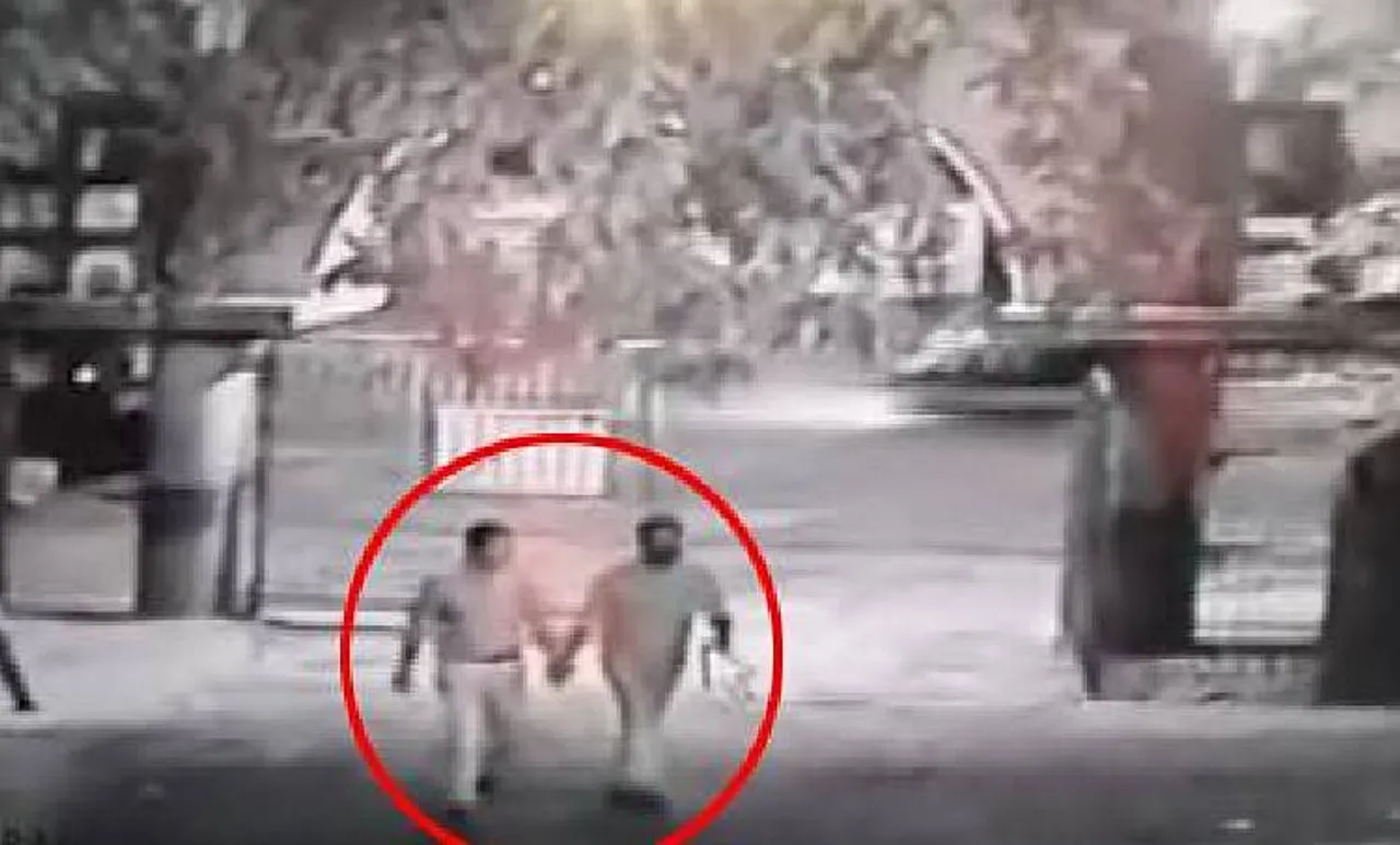 കോളേജിൽ സംഘർമുണ്ടാക്കാൻ എസ്എഫ്ഐ ബോർഡുകൾ നശിപ്പിച്ച അധ്യാപകർ സിസിടിവിയിൽ കുടുങ്ങി; വിഡിയോ