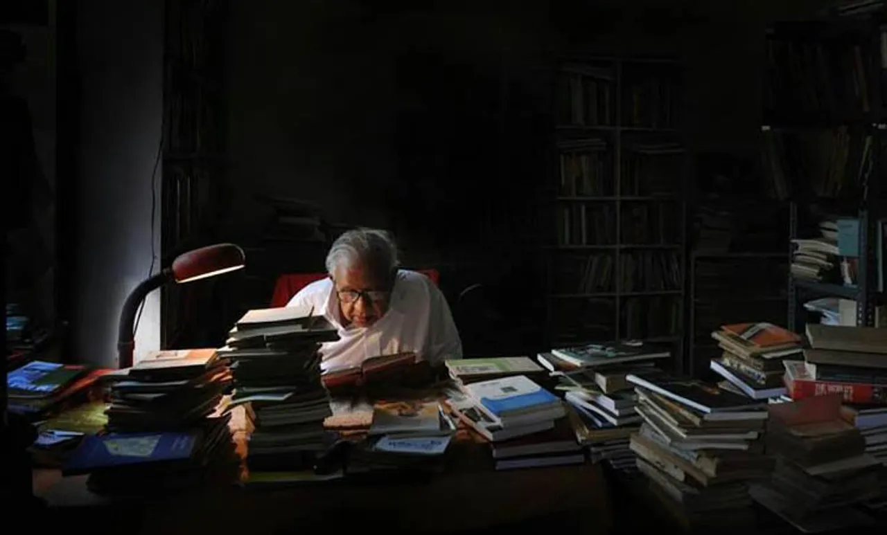 തോളിലെ സഞ്ചിയും, ചിതയിലെ ചിന്തയും