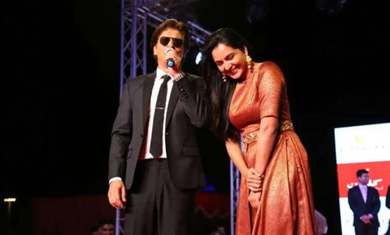 ഷാരൂഖ് പാടി, നാണിച്ച് തലതാഴ്ത്തി മഞ്ജു വാര്യർ