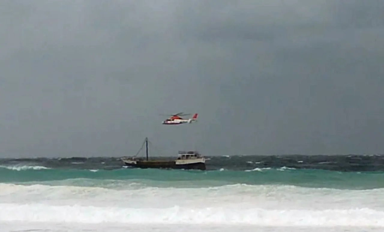 കാറ്റടങ്ങി, കടലടങ്ങുന്നില്ല: മരിച്ചവരുടെ കുടുംബത്തിന് 10 ലക്ഷം നഷ്ടപരിഹാരം; 450 പേരെ രക്ഷപ്പെടുത്തി