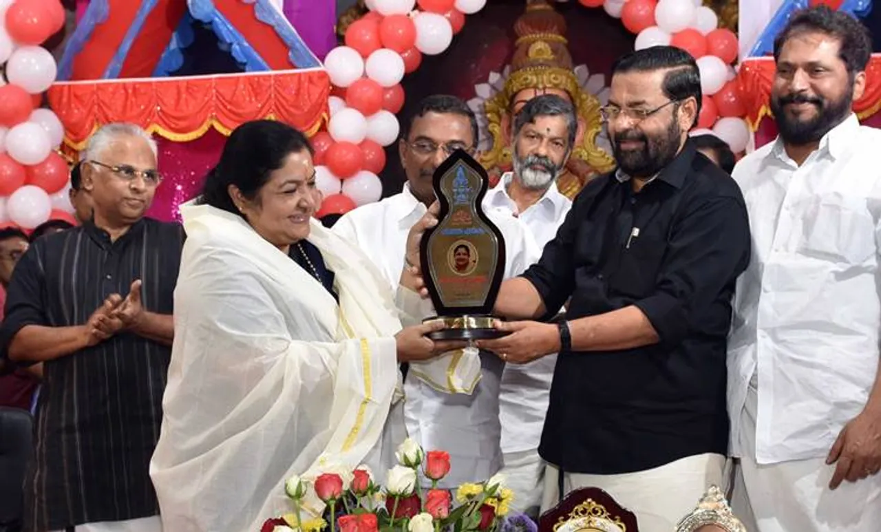 ഹരിവരാസനം പുരസ്കാരം ഏറ്റുവാങ്ങി കെ.എസ്.ചിത്ര