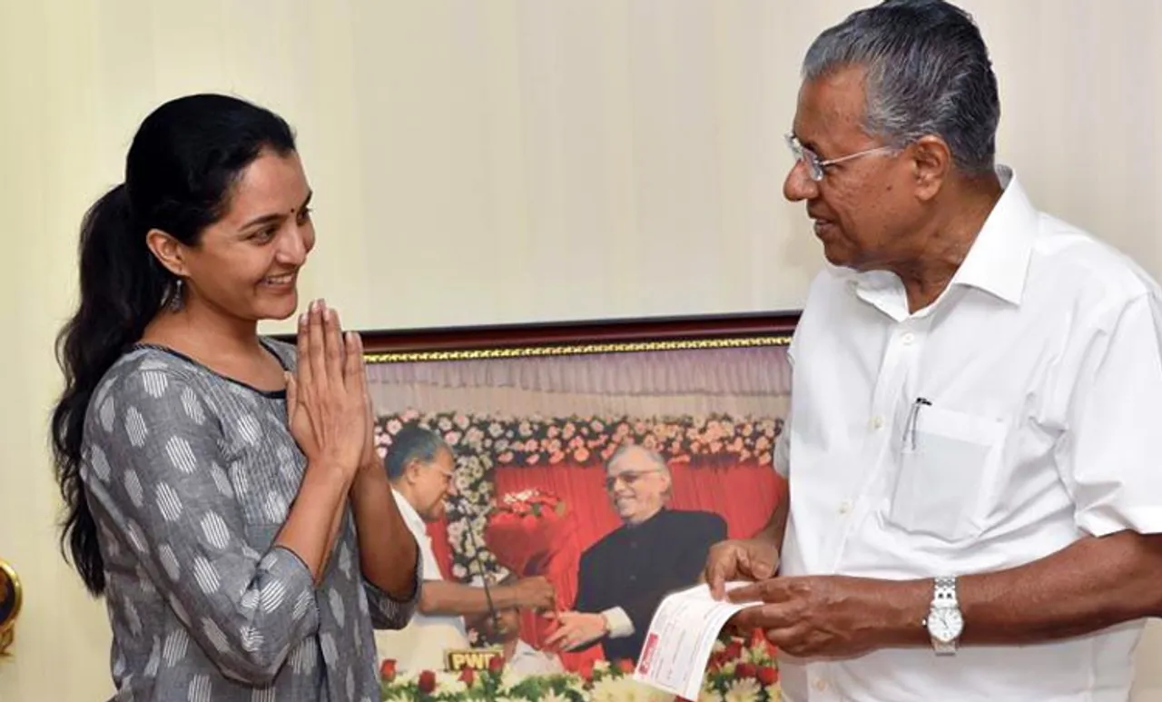 സര്‍ക്കാരിനൊപ്പം: മുഖ്യമന്ത്രിയുടെ ഓഖി ഫണ്ടിലേക്ക് അഞ്ച് ലക്ഷം രൂപ സംഭാവന ചെയ്ത് മഞ്ജു വാര്യര്‍