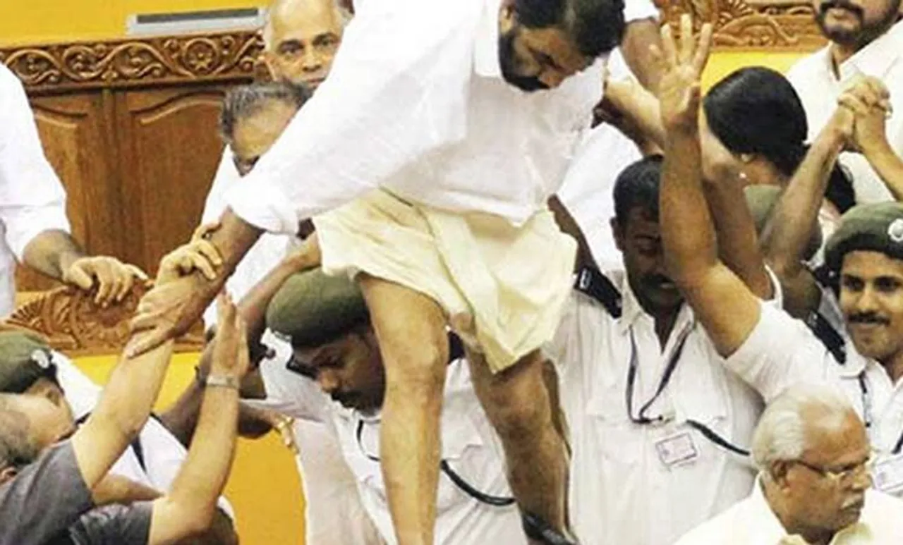 നിയമസഭയിലെ കയ്യാങ്കളി; കേസ് പിന്‍വലിക്കുന്നതിനെതിരെ തടസ ഹര്‍ജിയുമായി ചെന്നിത്തല