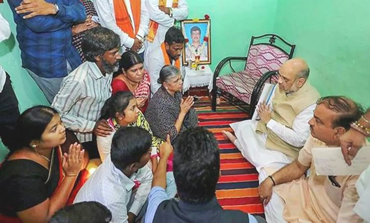 മരിച്ച ആർഎസ്എസ് പ്രവർത്തകന്റെ കുടുംബത്തിന് അഞ്ച് ലക്ഷം നൽകി; അമിത് ഷായ്ക്ക് എതിരെ കർണ്ണാടകയിൽ കോൺഗ്രസ്