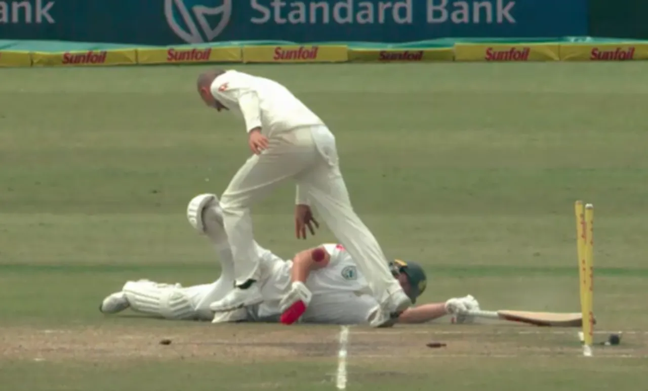 വീണു കിടന്ന ഡിവില്ലിയേഴ്സിന്റെ നെഞ്ചിലേക്ക് പന്തെറിഞ്ഞ് ലിയോണ്‍; ഒടുവില്‍ മാപ്പ് പറഞ്ഞ് ഓസീസ് താരം, വീഡിയോ