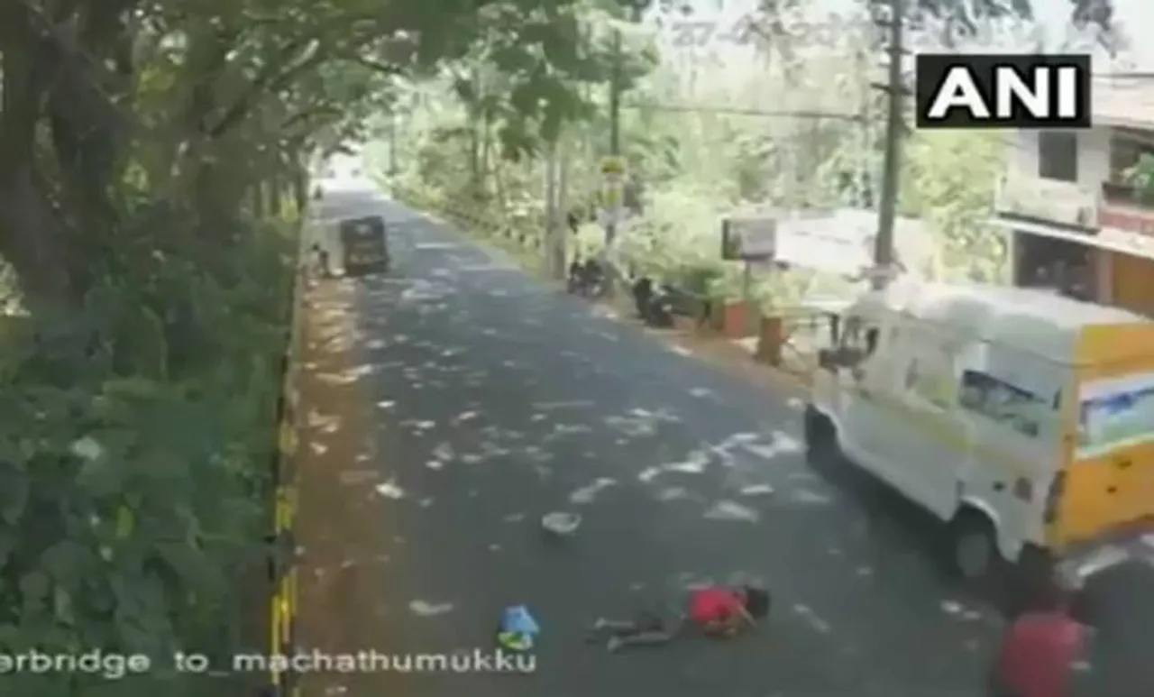 തിരുവനന്തപുരത്ത് അപകടത്തിൽ പരുക്കേറ്റ് റോഡിൽ കിടന്ന സ്ത്രീയെ തിരിഞ്ഞുനോക്കാതെ നാട്ടുകാർ