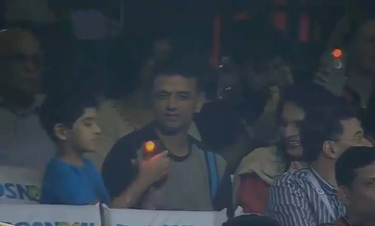 'വീണ്ടും വിസ്മയിപ്പിച്ച് ദ്രാവിഡ്'; കാണികള്‍ക്കൊപ്പം ഗ്യാലറിയിലിരുന്ന് കളി കണ്ട്  ഇതിഹാസ താരം