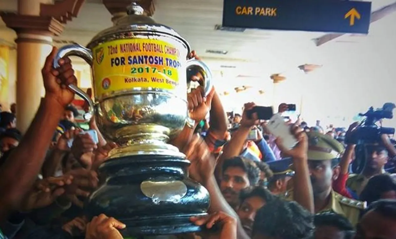 സന്തോഷ് ട്രോഫി കിരീടവുമായെത്തിയ ടീമിനെ സ്നേഹത്തിന്റെ വലയിലാക്കി ആരാധകര്‍