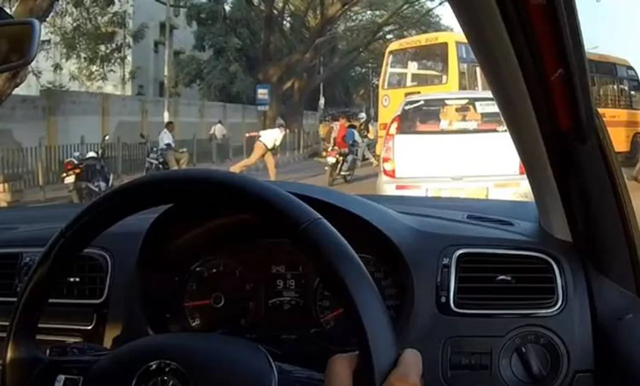 ഹെൽമെറ്റില്ലാതെ ബൈക്കിലെത്തിയ യുവാക്കൾക്കുനേരെ ട്രാഫിക് പൊലീസുകാരന്റെ ഷൂയേറ്- വീഡിയോ