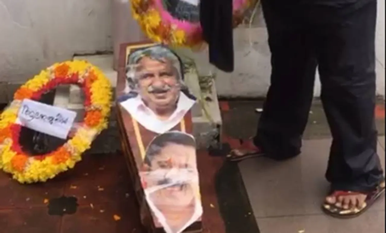 എറണാകുളം ഡിസിസിക്ക് മുന്നിൽ റീത്തും ശവപ്പെട്ടിയും; ഉമ്മൻചാണ്ടിക്കും ചെന്നിത്തലയ്ക്കും എതിരെ പ്രതിഷേധം