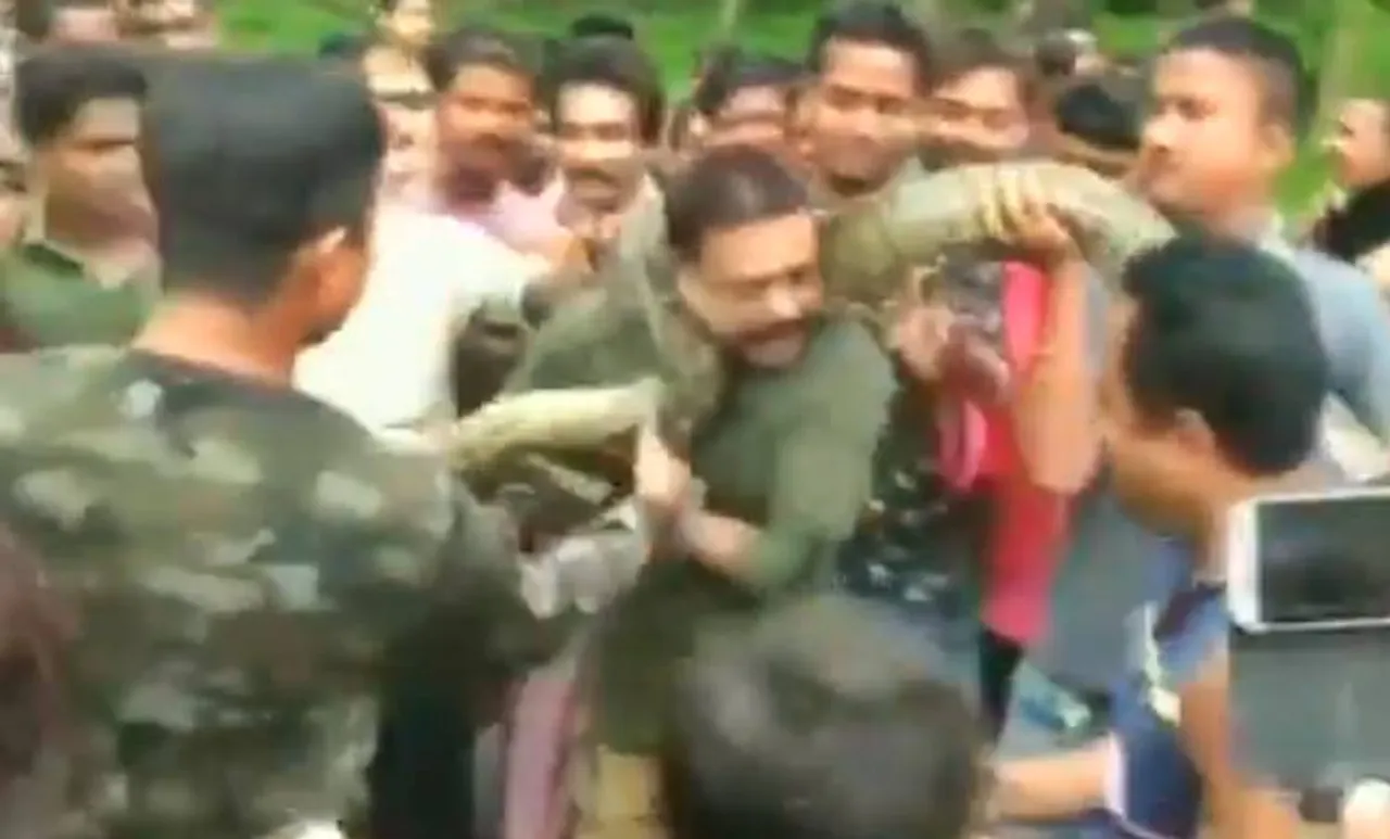 പെരുമ്പാമ്പിനെ കഴുത്തിലിട്ട് സെൽഫിയെടുത്ത ഫോറസ്റ്റ് ഓഫിസർക്ക് കിട്ടിയത് എട്ടിന്റെ പണി