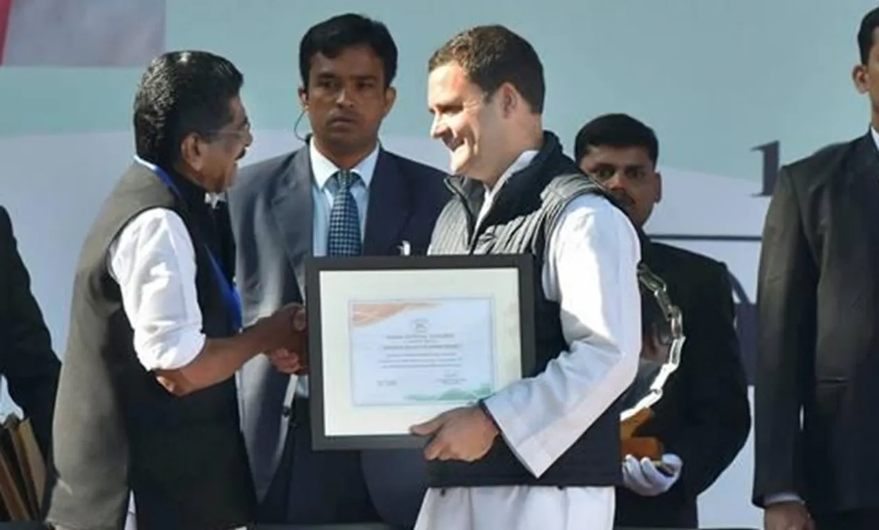 മുല്ലപ്പള്ളിയെ കെപിസിസി പ്രസിഡന്റാക്കുന്നത് മുങ്ങുന്ന കപ്പലിന് ഓട്ടയിടുന്നത് പോലെ; ഇന്ദിരാ ഭവന് മുന്നില്‍ പോസ്റ്റര്‍