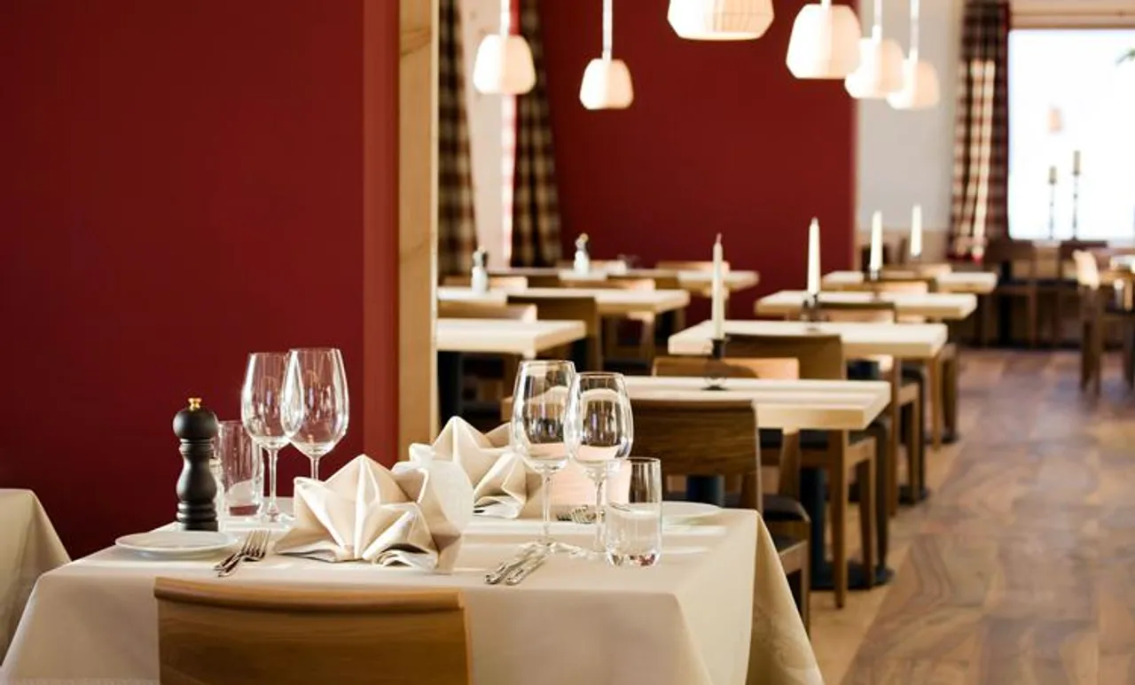 ആറടി അകലത്തിലിരുന്ന് ആഹാരം കഴിച്ചാൽ മതി; ഹോട്ടലുകൾക്കുള്ള മാർഗനിർദേശങ്ങൾ