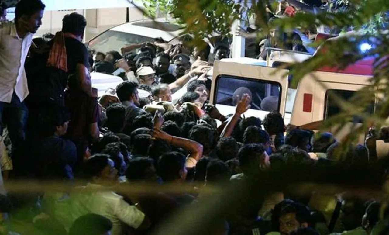 കരുണാനിധിയുടെ ആരോഗ്യനിലയില്‍ പുരോഗതി; ആശുപത്രിക്ക് വെളിയില്‍ തടിച്ചുകൂടി ഡിഎംകെ പ്രവര്‍ത്തകര്‍