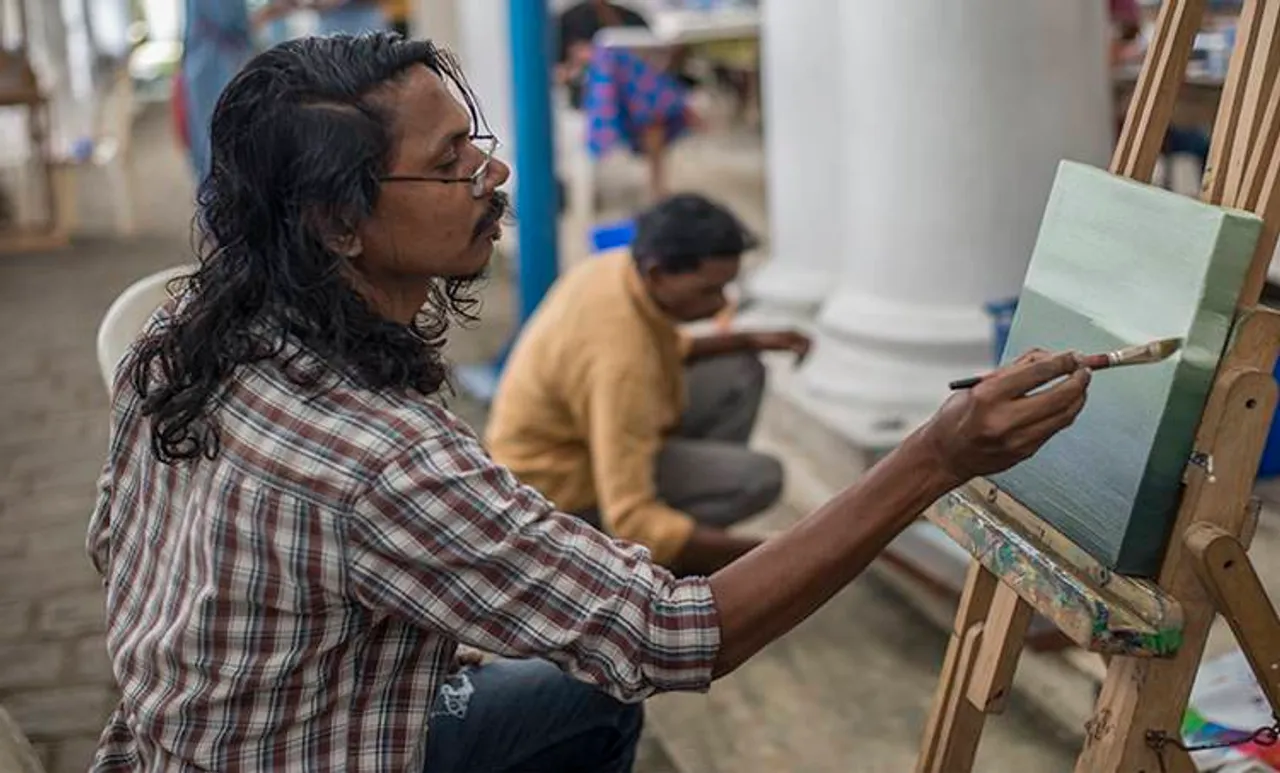 Rebuilding Kerala: നിറങ്ങളൊഴുകി, പ്രളയ ജലത്തിന് മീതെ; കേരളത്തിന് വേണ്ടി ചായം ചാലിച്ച് ചിത്രകാരന്മാരും