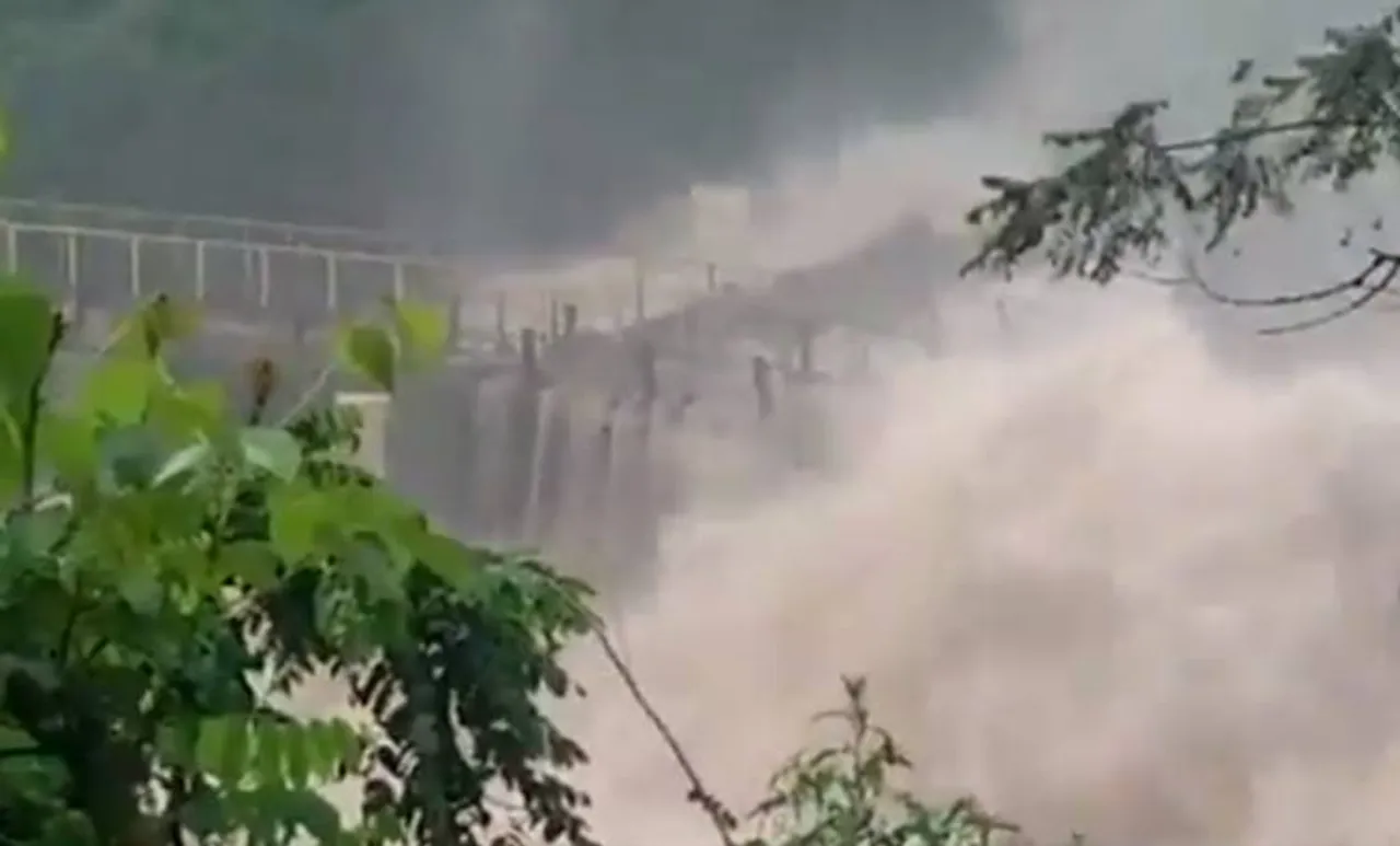 Kerala Rain: വെളളത്തിന്റെ കുത്തൊഴുക്ക്, ആറ്റുകാട് പാലം തകർന്നു, ജനങ്ങൾ ഒറ്റപ്പെട്ടു- വീഡിയോ