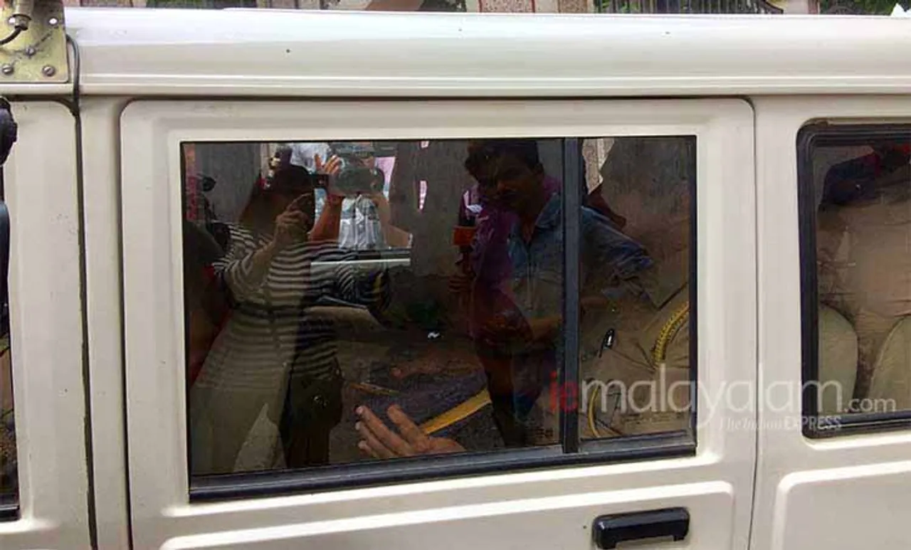 ബിഷപ്പ് ഫ്രാങ്കോ മുളയ്ക്കലിനെ ചോദ്യം ചെയ്യാനായില്ല; മാധ്യമ പ്രവര്‍ത്തകര്‍ക്കു നേരെ കയ്യേറ്റ ശ്രമം