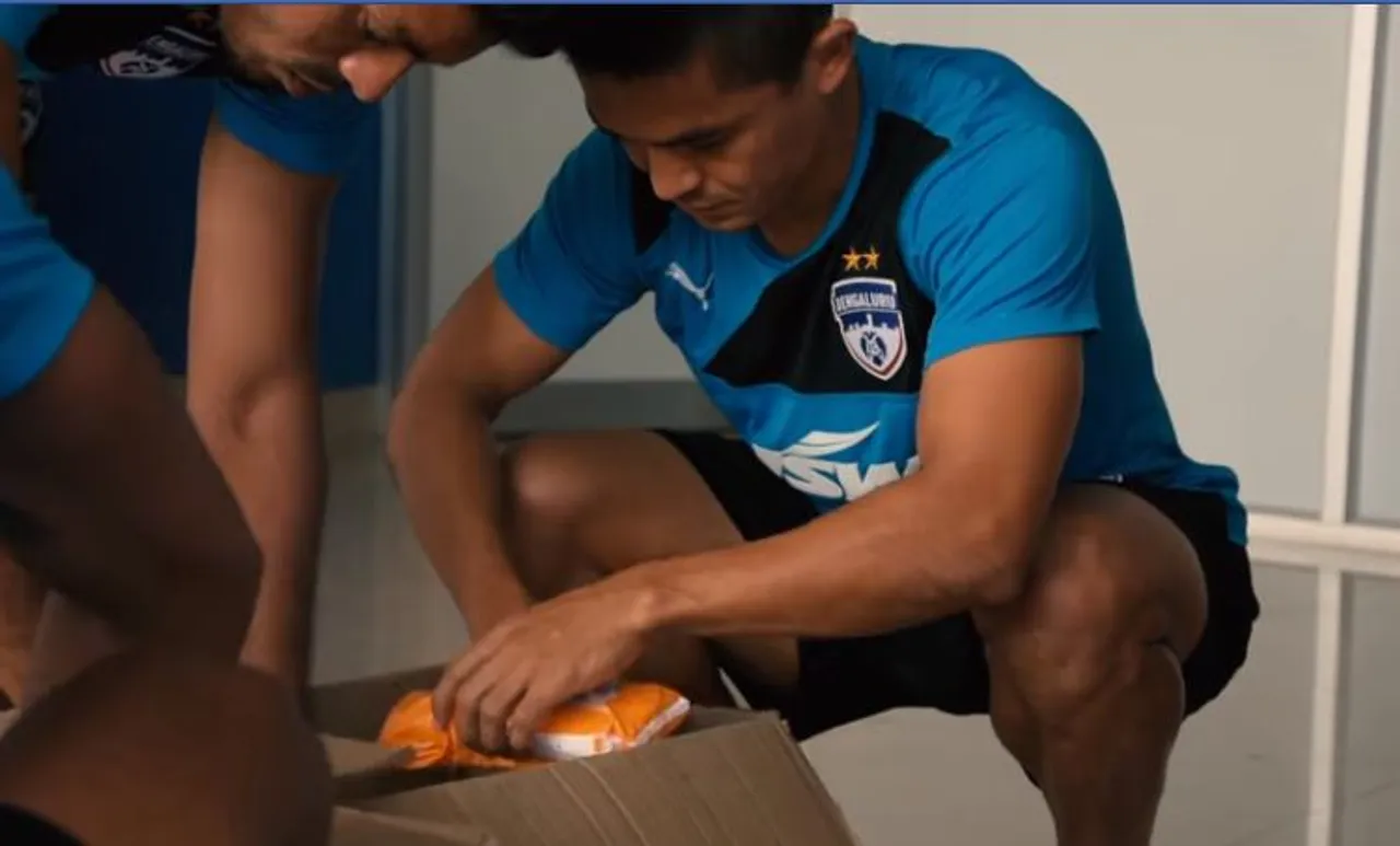 സഹായം വാക്കിലൊതുക്കിയില്ല; കേരളത്തിന് വേണ്ടി 'ആശ്വാസ ഗോളടിച്ച്' ഛേത്രിയും സംഘവും