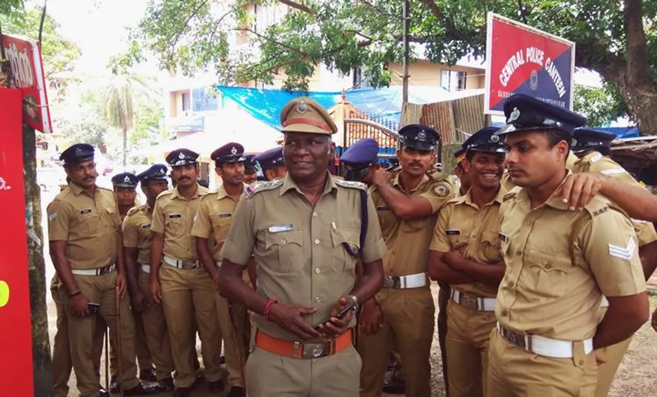 Kerala Floods: പ്രളയബാധിതര്‍ക്കിടയില്‍ നായകനായി ഫുട്ബോള്‍ ഇതിഹാസവും