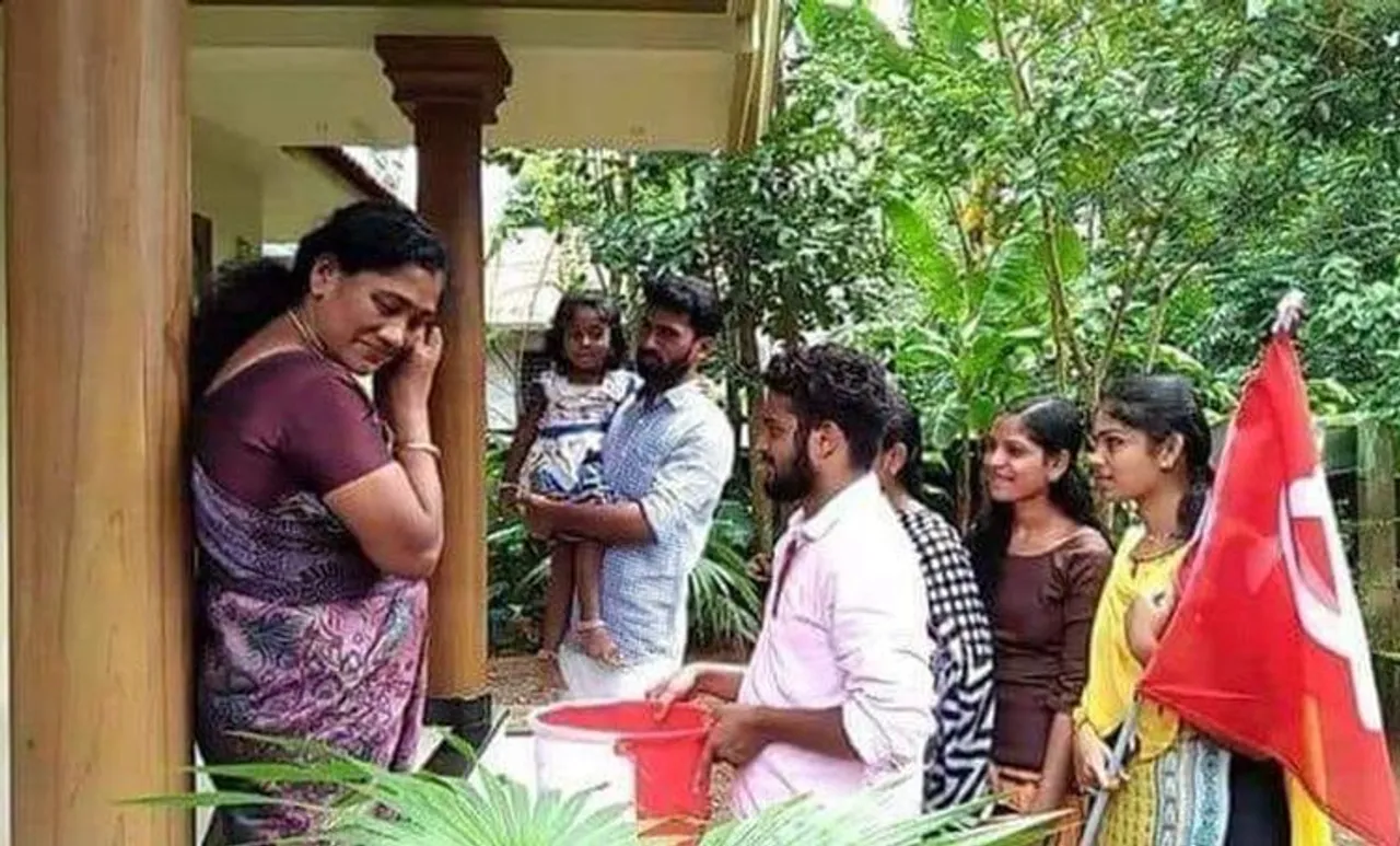 തങ്കമനസ്: മുഖ്യമന്ത്രിയുടെ ദുരിതാശ്വാസ നിധിയിലേക്ക് കമ്മല്‍ ഊരി നല്‍കി വീട്ടമ്മ