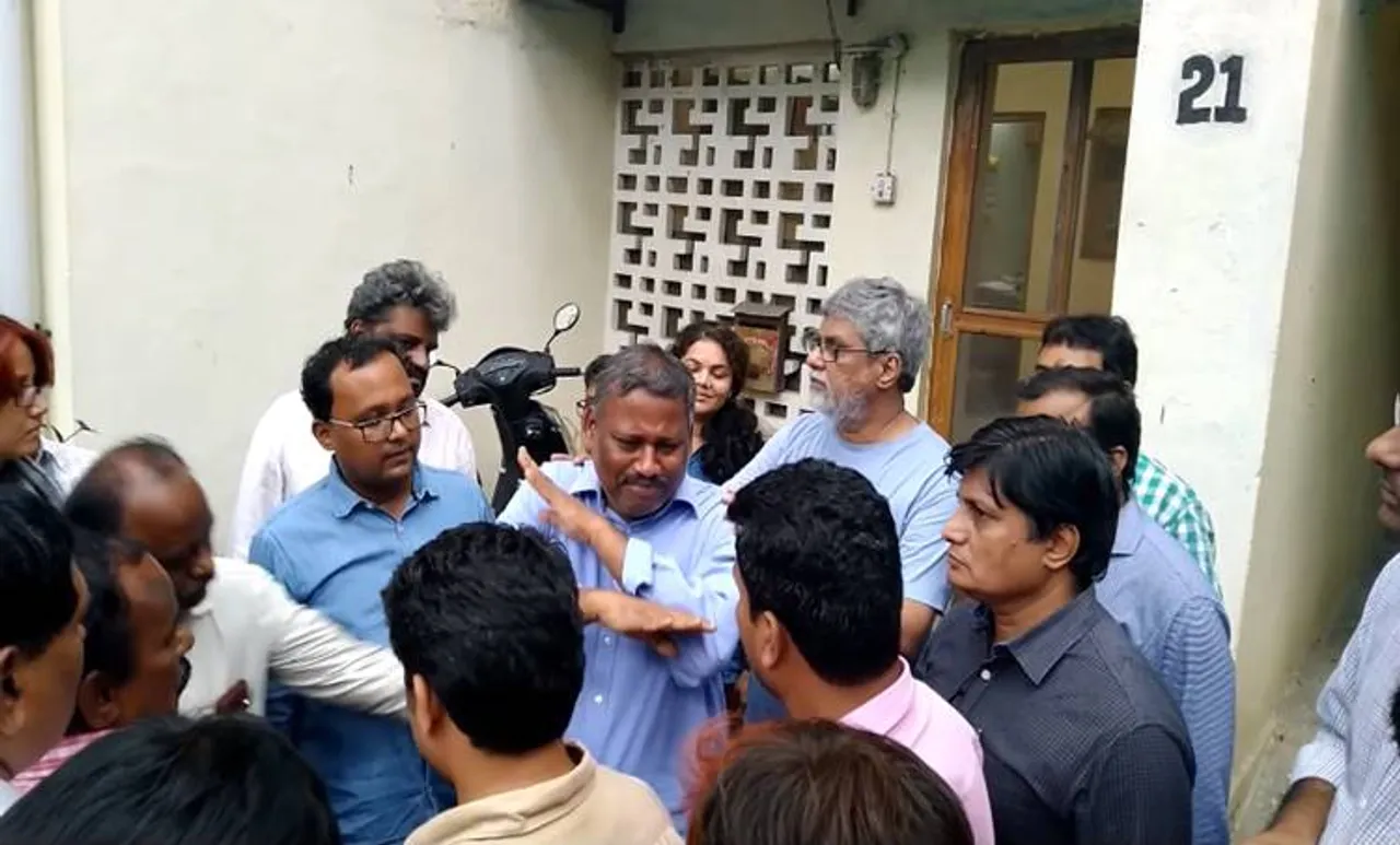 എന്തിനാണ് ദൈവത്തിന് പകരം അംബേദ്‌കറിന്റെ ചിത്രം വയ്ക്കുന്നത്? മാര്‍ക്‌സിനെ വായിക്കുന്നത്?: അദ്ധ്യാപകനോട് പൊലീസ്