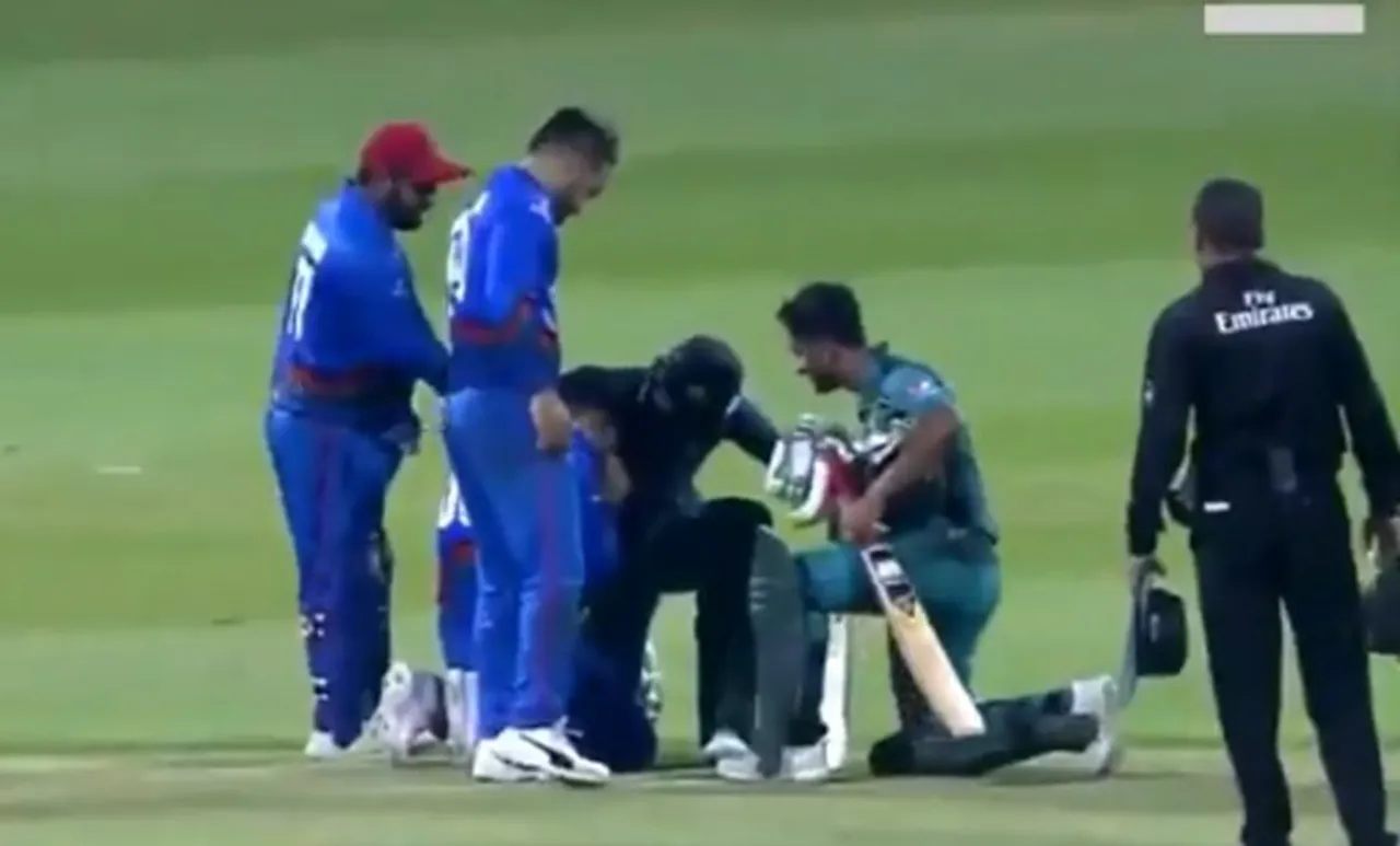 'തോറ്റിട്ടും ജയിച്ചവരാണ്'; പൊരുതി വീണവനെ നെഞ്ചോട് ചേര്‍ത്തു പിടിച്ച് ആശ്വസിപ്പിച്ച് ഷൊയ്ബ് മാലിക്ക്