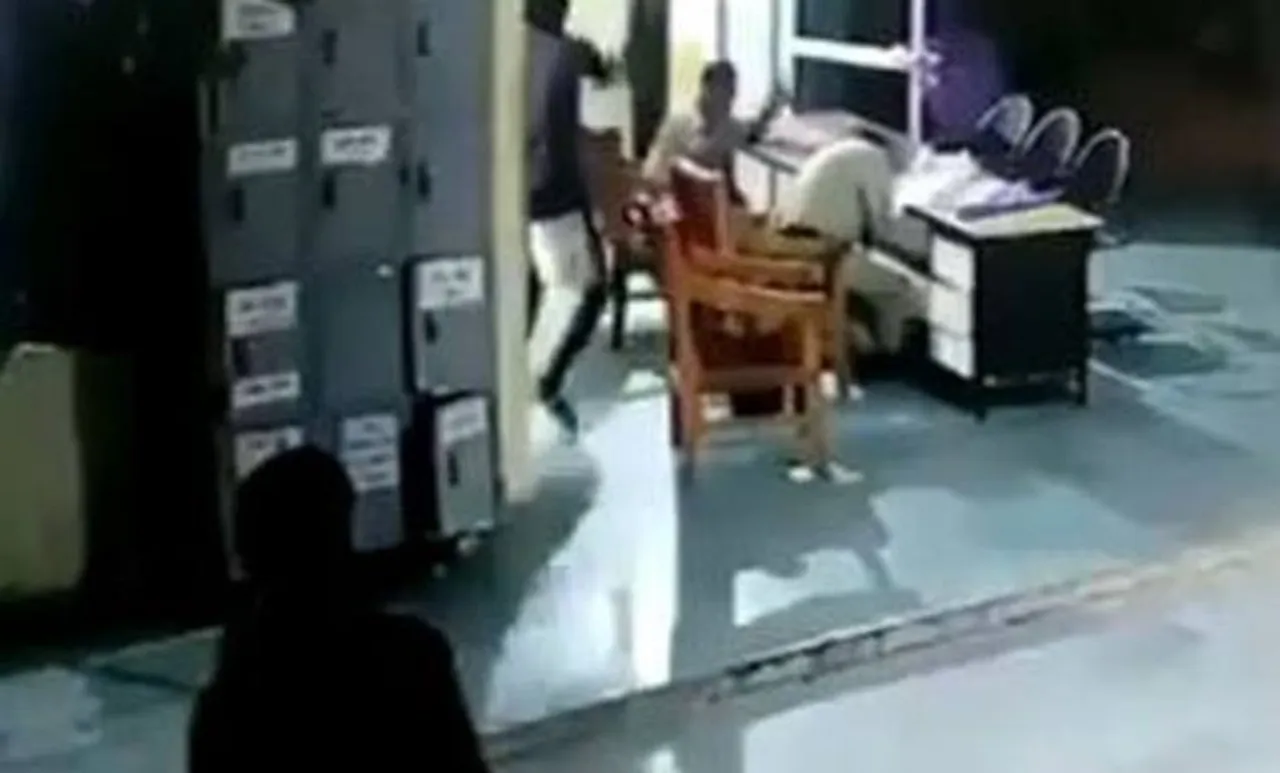 വിചാരണ തടവുകാരന്‍ പൊലീസുകാരെ ആക്രമിച്ച് രക്ഷപ്പെട്ടു; ഞെട്ടിക്കുന്ന ദൃശ്യങ്ങള്‍ പുറത്ത്