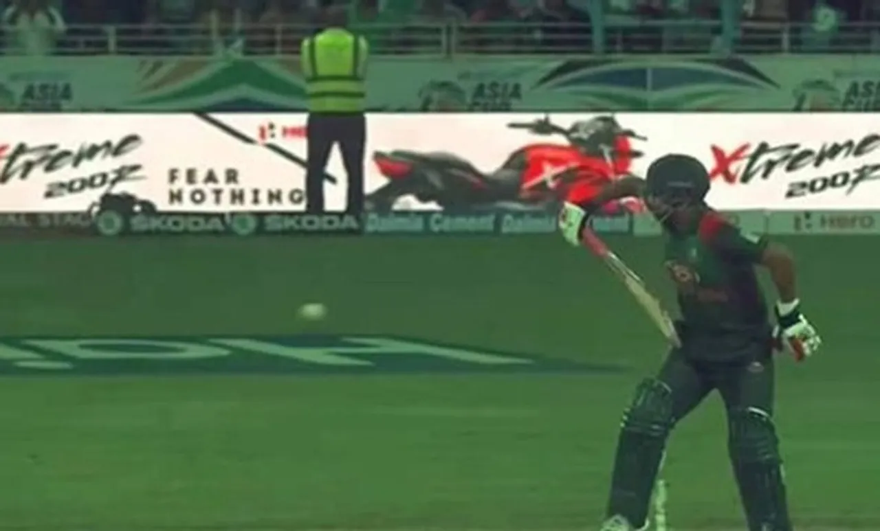 'സല്യൂട്ട് അടിക്കാതെ എങ്ങനെ പോകും'; കൈക്കുഴ പൊട്ടിയിട്ടും ഒറ്റക്കൈയ്യില്‍ ബാറ്റേന്തി തമീം ഇക്ബാല്‍