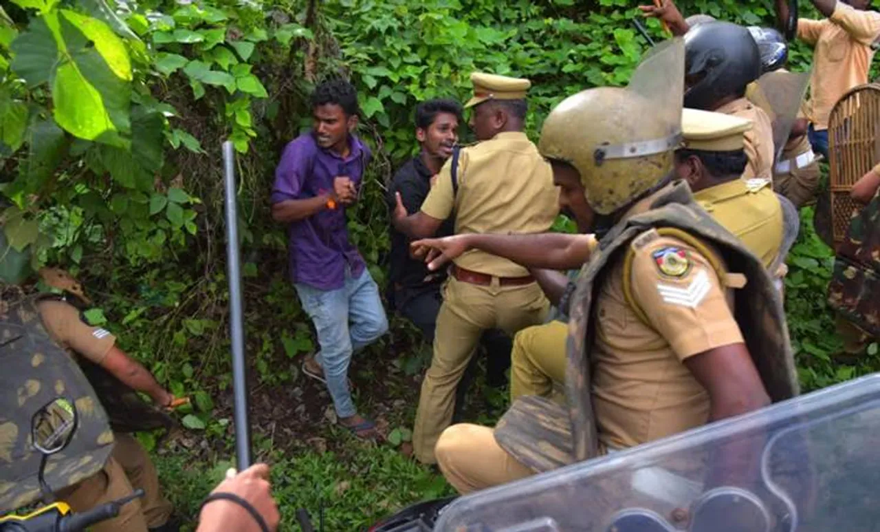 'മണ്ഡലകാലം മറക്കാതിരിക്കാന്‍'; ശബരിമലയില്‍ അക്രമം നടത്തിയ പൊലീസുകാര്‍ക്കെതിരെ കോടതി