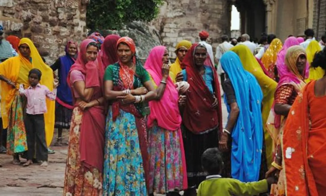 പകല്‍സമയങ്ങളില്‍ സ്ത്രീകള്‍ നൈറ്റി ഉടുത്താല്‍ 2000 രൂപ പിഴ; നെറ്റി ചുളിപ്പിച്ച് ഒരു ഗ്രാമം