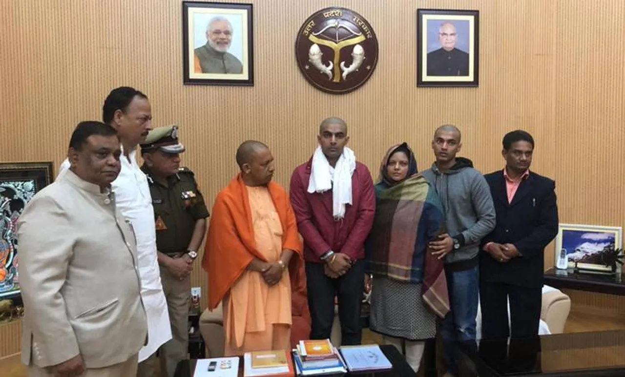 Yogi Adityanath, Adityanath meets SHO family, Bulandshahr, Bulandshahr violence, Uttar Pradesh, UP cow slaughter, Subodh Kumar Singh, Subodh Kumar singh's family, India news, ie malayalam, ബിലന്ദ്ഷഹർ കൊലപാതകം, യോഗി ആദിത്യനാഥ്, യുപി മുഖ്യമന്ത്രി, ഐഇ മലയാളം