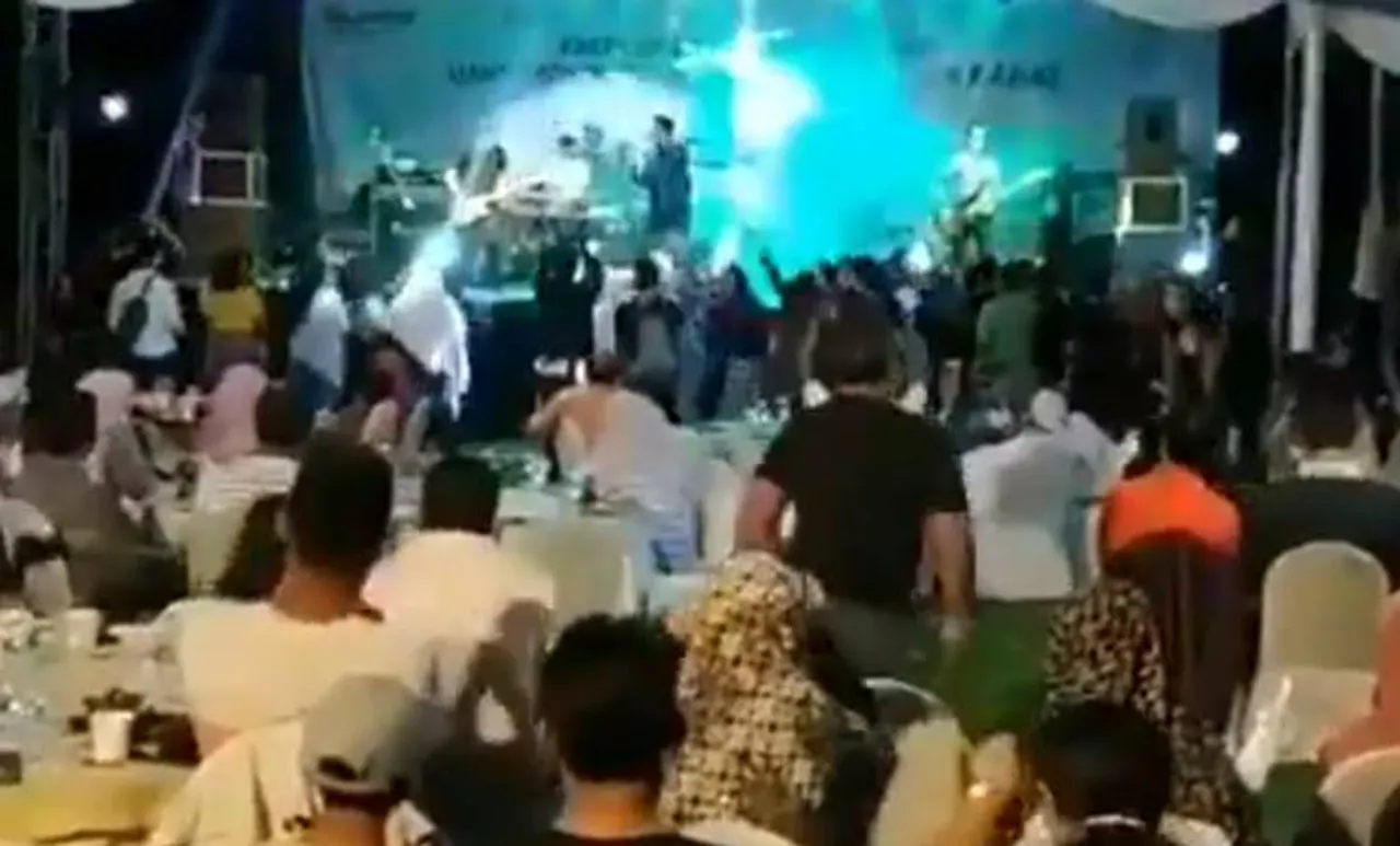 സ്റ്റേജിലേക്ക് സുനാമി തിരകളെത്തി, അപകടത്തിൽപ്പെട്ട് മ്യൂസിക് ബാൻഡ്; നടുക്കുന്ന വീഡിയോ