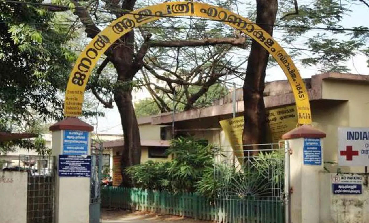 'അയ്യോ പാമ്പ്' എന്ന് രോഗി; എറണാകുളം ജനറൽ ആശുപത്രിയിലെ എക്‌സ്റേ മുറി അരിച്ചുപെറുക്കി