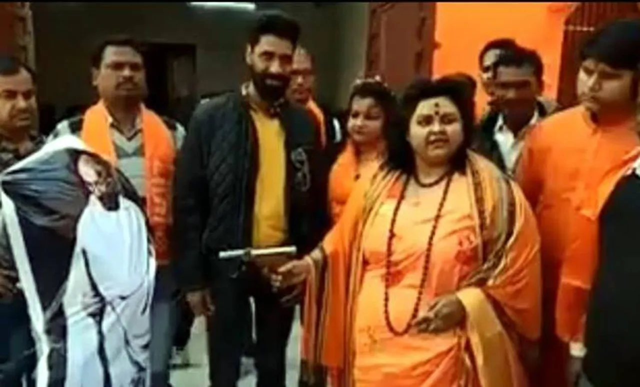 ഇന്ത്യന്‍ കറന്‍സിയില്‍ ഗാന്ധിജിക്ക് പകരം സവര്‍ക്കറുടെ ചിത്രം; ആവശ്യവുമായി ഹിന്ദു മഹാസഭ