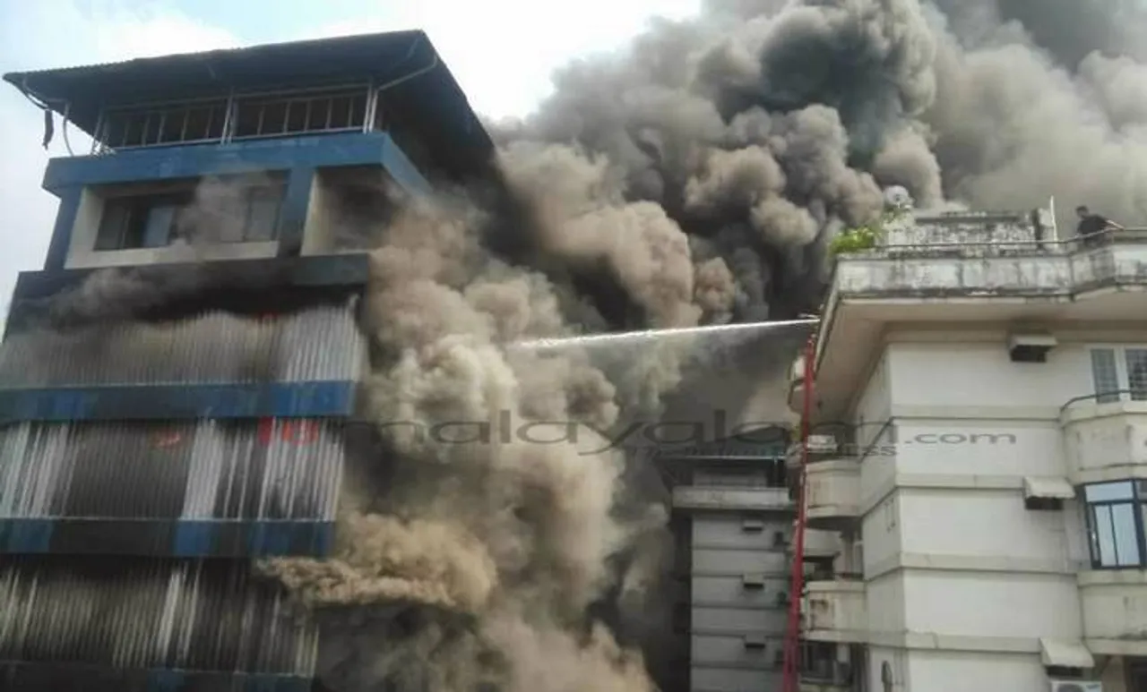 കൊച്ചി പാരഗൺ തീപിടുത്തം: സർട്ടിഫിക്കറ്റ് ഉണ്ടെന്ന് നഗരസഭ, ഇല്ലെന്ന് ഫയർ ഫോഴ്സ്