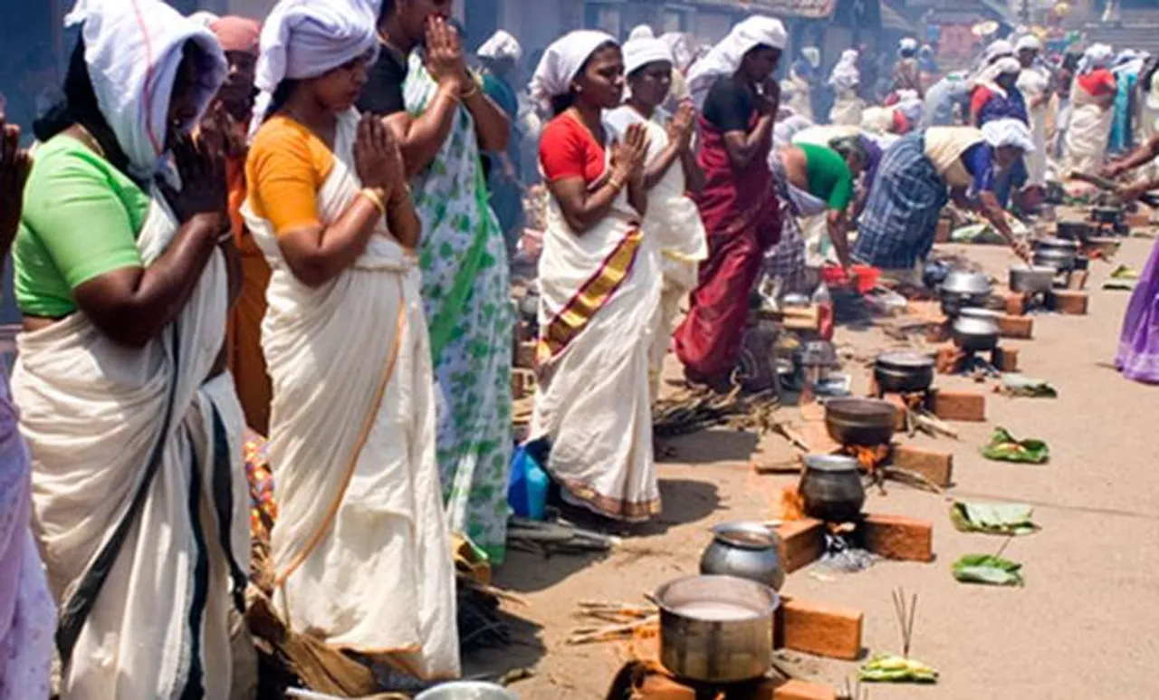 Attukal Pongala 2021: ഭക്തിനിർഭരമായി ആറ്റുകാൽ പൊങ്കാല, വീടുകളിൽ പൊങ്കാലയിട്ട് ഭക്തർ