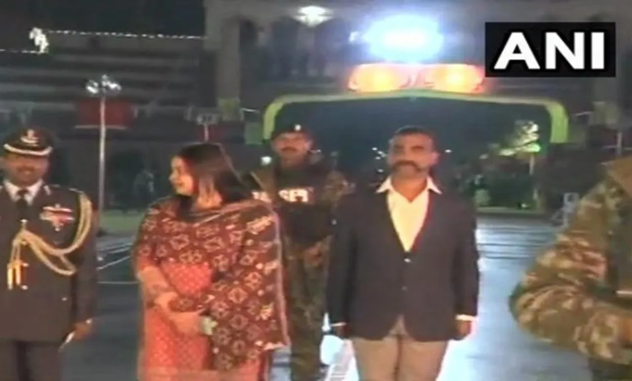 വാഗ വഴി വീരനെത്തി: അഭിനന്ദനെ പാക്കിസ്ഥാന്‍ ഇന്ത്യയ്ക്ക് കൈമാറി