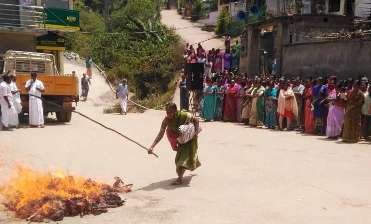 മരംമുറി തടയൽ: ദേവികുളം സബ് കളക്ടര്‍ രേണു രാജിന്റെ  കോലം കത്തിച്ചു