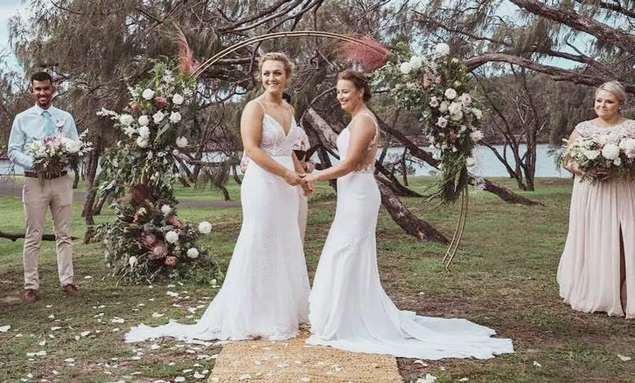 ക്രിക്കറ്റ് താരങ്ങളായ ഹെയ്‌ലി ജെൻസനും നിക്കോള ഹാൻകോക്കും വിവാഹിതരായി