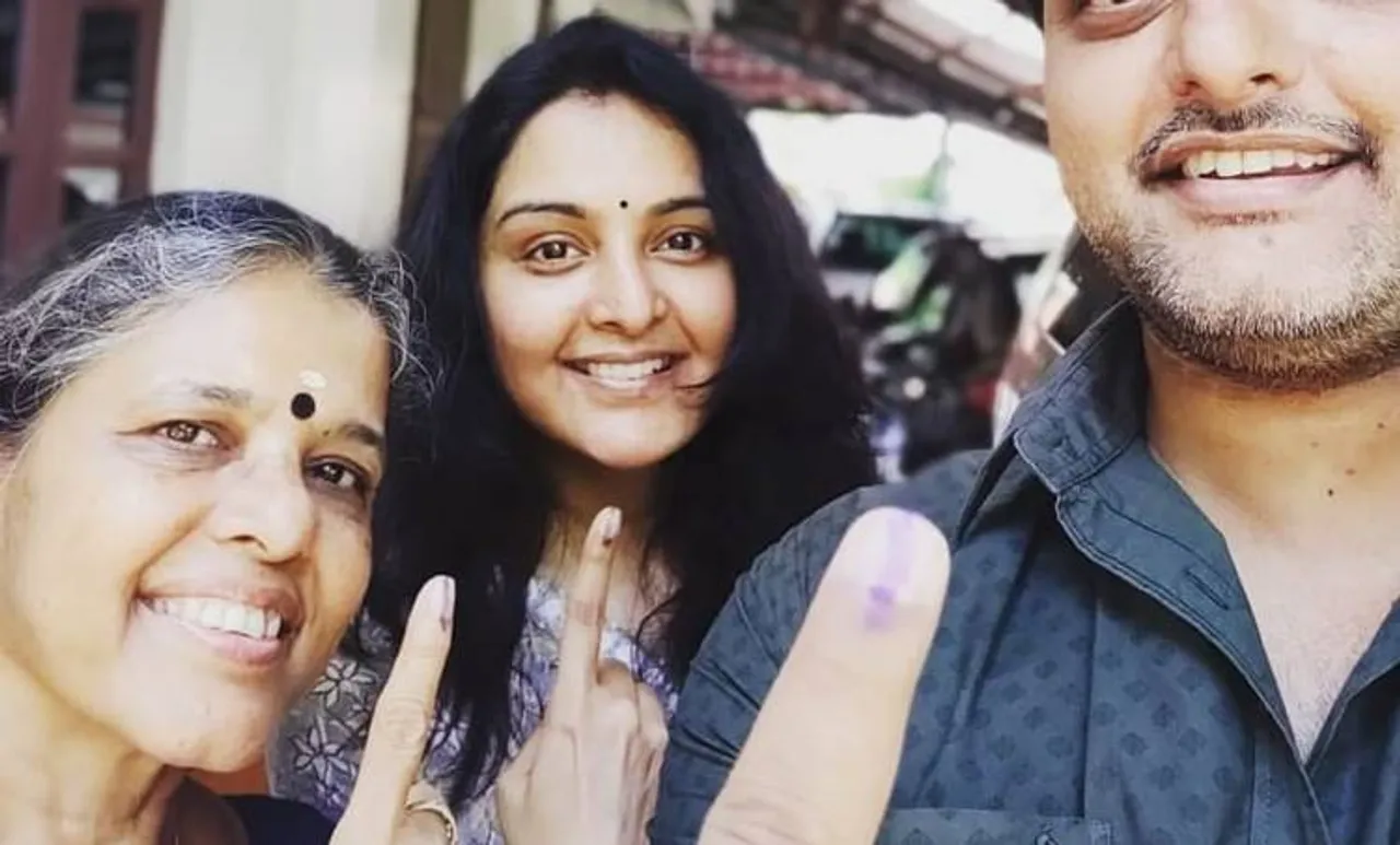 Election 2019: അമ്മയ്ക്കും സഹോദരനുമൊപ്പം വോട്ട് രേഖപ്പെടുത്തി മഞ്ജു വാര്യർ