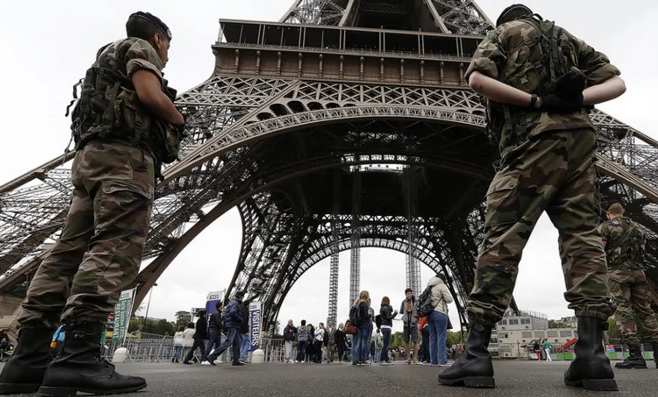 Eiffel Tower evacuated ഈഫല്‍ ഗോപുരം ഒഴിപ്പിച്ചു, Man climbing യുവാവ് ഈഫല്‍ ഗോപുരത്തില്‍, tourists evacuated സന്ദര്‍ശകരെ ഒഴിപ്പിച്ചു, breaking ബ്രേക്കിങ് ന്യൂസ്, ie malayalam ഐഇ മലയാളം